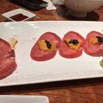 焼肉慶州 - 今回のタン刺。左が焼くタン、右が生で食べれるというタン