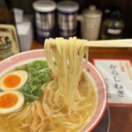 東京らあめんタワー - するりとしなやかな細ストレート麺