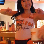 フーターズ - フーターズガールが踊っています。