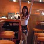 フーターズ - フーターズガールが踊っています。