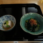 東京 なだ万 - 先付け　梅胡麻豆腐と小松菜の煮浸し揚げするめのせ