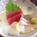 海花 - 海花定食の刺身。その日の仕入れにより、かわります。この日は鮪、平目、鯛、イサキ。