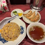 中華料理  代一元 - 炒飯・半餃子
