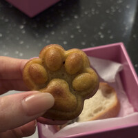 恵比寿ビストロ 猫も杓子も - お通し　カレー風味のマドレーヌ