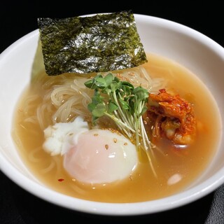 《メインもサイドも充実》焼肉の締めは冷麺
