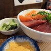 Hajime Sengyoten - ♦️海鮮丼
                　　(天然生まぐろ、サーモン、天然真鯛)¥1.000
                　※ご飯大盛りは¥100
                　※お吸い物、漬物、小鉢付
