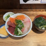 Hajime Sengyoten - ♦️海鮮丼
                      　　(天然生まぐろ、サーモン、天然真鯛)¥1.000
                      　※ご飯大盛りは¥100
                      　※お吸い物、漬物、小鉢付