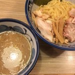 秋葉原つけ麺 油そば 楽 - つけ麺750円(並200g、中300g同料金)
            
            昭和通り側の天神屋のセカンドブランドとのこと。
            
            濃厚鶏魚介つけ麺のお店で大山地鶏のガラ、モミジの鶏白湯と鯖、宗田節などの魚介、野菜のミックススープで鶏の程よい甘みとコク魚介の香りが良い感じ。
            
            麺は中太麺で大成食品製、プリッと美味しい麺です。具は鶏豚両方のチャーシューとノリ、メンマ。この値段でデフォはまずまずです。
            
            あまり期待していなかったから