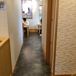 うなぎ亭 友栄 - 入口から正面通路を進んだ客室に案内されました