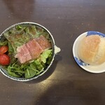 Sandaime Kurohige Pasuta - サラダとパン セット