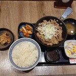 吉野家 - 鉄板牛カルビ定食と唐揚げ