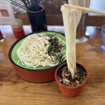 Tenryou Udon - 汁は多少濃いめながらも、引き締まったうどんといい感じに絡んでくれて美味しいですよ〜