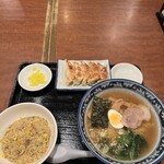 三点中華 - 三点セット♪ ちょっと前までは税込で千円を切ってたみたい。