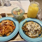 横浜スパゲティ アンド カフェ - ハーフ&ハーフセット( チーズたっぷりラザニア風スパゲティ、横浜ナポリタン、オレンジジュース)