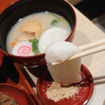 もち禅 - お雑煮は白味噌仕立て♪さらにきな粉をつけて頂くのが奈良スタイルです。