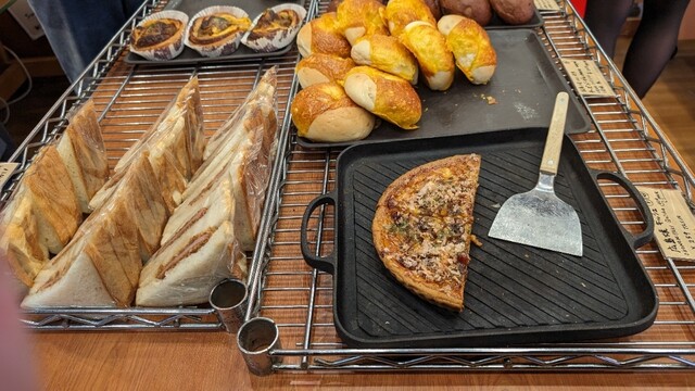 東新宿。』by gunsuke.t : パン家のどん助 (パンヤノドンスケ