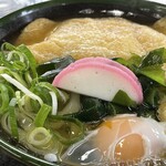 Iwaya - きつねうどん¥530+生卵¥50現金払いのみ　薄め甘めのスープ、麺柔らかめ、揚げ甘めの出汁じゅわじゅわ美味い。