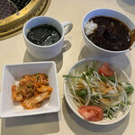 Yakiniku Juujuu Karubi - ランチのキムチとサラダ、スープと黒カレー（ごはん）は食べ放題　2024.4