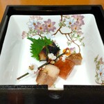 割烹 吉野 - 前菜には桜が添えられて