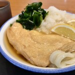 Chikusei - おろしぶっかけ小¥280外、きつね¥100外　わかめ、天かす、ねぎ、かけやぶっかけのスープがセルフ。ぶっかけなのに冷かけ用スープをかけてしまった。価格的には相違ないのでヨシ
