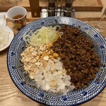 Tantammennookitewoyaburumono - 汁なし担々麺大盛り1200円程度。ひとくちライスはサービス。ゆで卵トッピングすれば良かった....。