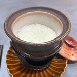 Shokudou Owan - 土鍋を開けると炊き立ての艶々のご飯の登場です・・・
                         