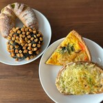 pesa BAKERY - そら豆とベーコンのライ麦パン、カレーパン、キッシュ、クロックムッシュ