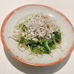 Enuke Sobaya No Nikai - 九条ネギとしらすのサラダ