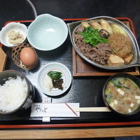 肉の山本 - リーズナブルなランチ。　「牛鍋セット (1050円)」＋「生卵 (100円)」