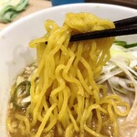 拉麺大公 - 【限定】海老味噌ラーメン元味(横須賀Ver)、麺リフトアップ