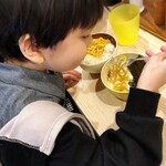 拉麺大公 - 麺とご飯を交互にガツガツ食べる我が子