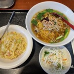 環球中華食堂 - 台湾ラーメンとチャーハンのランチ！ サラダは嬉しい