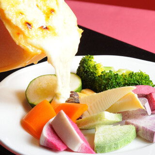 Enjoy the raclette made with melted Hokkaido cheese.