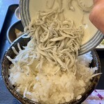 池のや - シラスをご飯にぶっ掛け