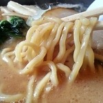 豚頂 - 中太ちぢれ麺リフト