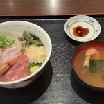 目利きの銀次 神戸駅前店 - 海鮮五種丼？