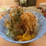 Tsunagi An - 穴子と野菜天丼は、4分の1サイズの穴子に春菊、茄子、さつまいもの構成。パリパリなんでさ少し待ってしんなりしたら食べ頃。穴子は美味しかった。