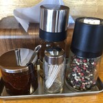 極上拉麺専門店 穴場 - 卓上調味料(ラー油は食べるやつ)