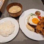 洋食クアトロ - ハンバーグ＋からあげ