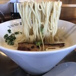 極上拉麺専門店 穴場 - 麺リフト 泡スープが絡みます