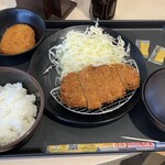 松のや - コロッケはサービス品です