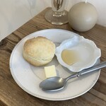 喫茶tton - 平日10時から12時まで、➕100円にてホットビスケットをいただくことができます