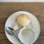 喫茶tton - ホットビスケット　はちみつとバター添え
