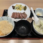仙臺牛たん 撰 利久 東急プラザ銀座店 - 食べかけの写真なのでタン5枚
