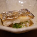 鮨 利﨑 - シャリの酸味が太刀魚を引き立てるように、餡の旨味と脂の乗った身が美味しさを一体にさせる。