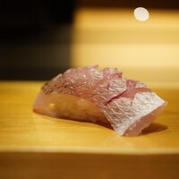 鮨 利﨑 - ◇春子鯛 桜の葉〆
                    桜の香りがしっかりと膨らんでいき、ムチッとした身の甘みに響かせる。春を感じさせる仕事の一貫。