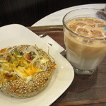 デリフランス - ネギとテキヤキチキンのパン、アイスカフェラテ