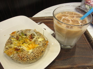 デリフランス - ネギとテキヤキチキンのパン、アイスカフェラテ