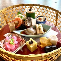 韻松亭 - よせ豆腐　生湯葉　蒟蒻　生麩田楽　蟹真丈　海老酒煮　近江赤蒟蒻　里芋　南瓜　茄子　おから　お新香など