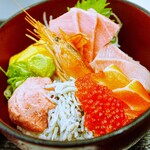 三崎「魚市場食堂」 - 料理写真:三崎市場の特選海鮮丼　　厳選されたお刺身を盛り込んだ丼ぶりです。迷ったらコレ！